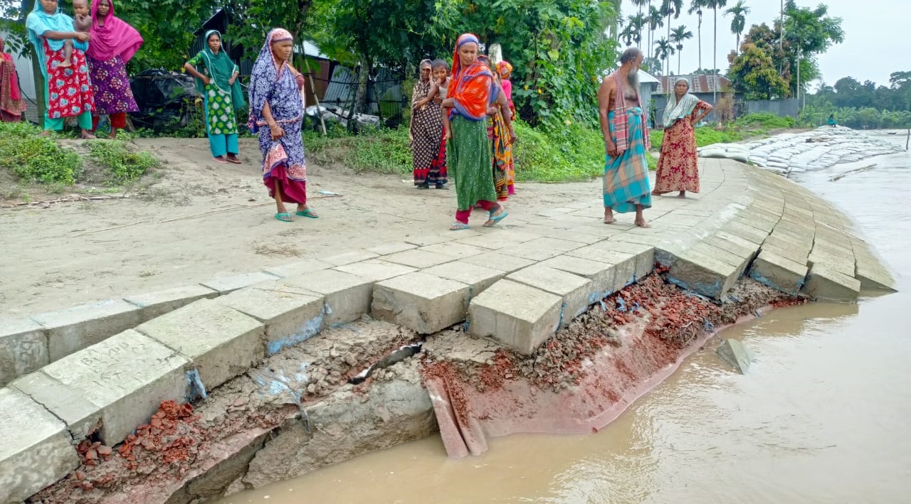 ফরিদপুরে নির্মাণ কাজ শেষ হওয়ার আগেই মধুমতি তীর রক্ষা বাঁধে ধ্বস
