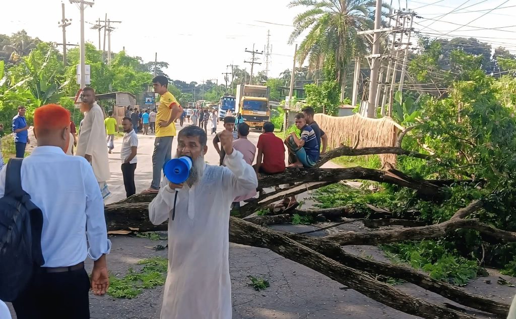 ফরিদপুরে আসন বিন্যাসের প্রতিবাদে মহাসড়ক অবরোধ, যানচলাচল বন্ধ 