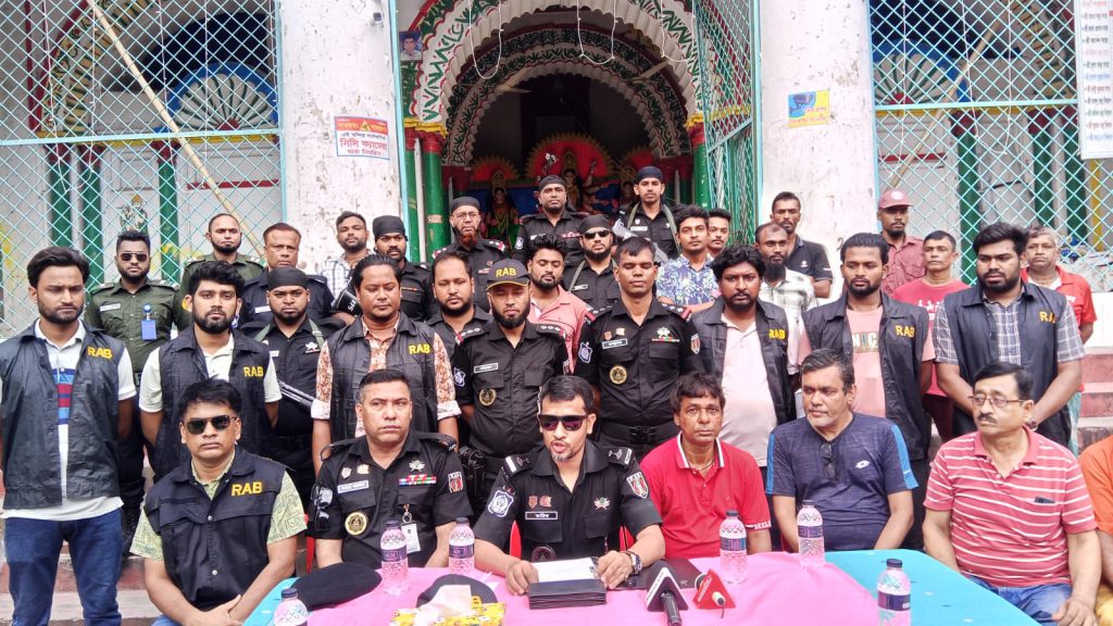 ফরিদপুরে ও রাজবাড়ীতে পূজামন্ডপে র‍্যাবের বিশেষ নিরাপত্তা, গুজব নিয়ে হুশিয়ারি র‍্যাব কর্মকর্তার