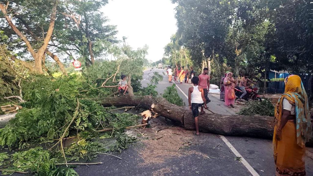 ফরিদপুরে টানা তৃতীয় দিনের মতো মহাসড়ক অবরোধ, অচল যোগাযোগ ব্যবস্থা