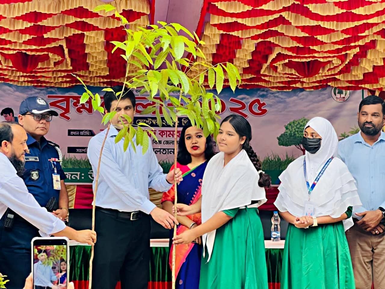 ‘পরিবেশের ভারসাম্য রক্ষায় বৃক্ষরোপণ অপরিহার্য’ — ফরিদপুরের ডিসি
