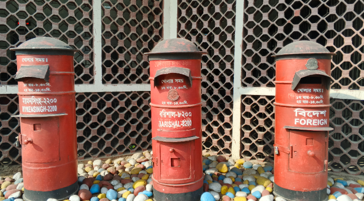 চিঠি হারিয়ে গেলেও ঐতিহ্যের সাক্ষী লাল ডাকবাক্স