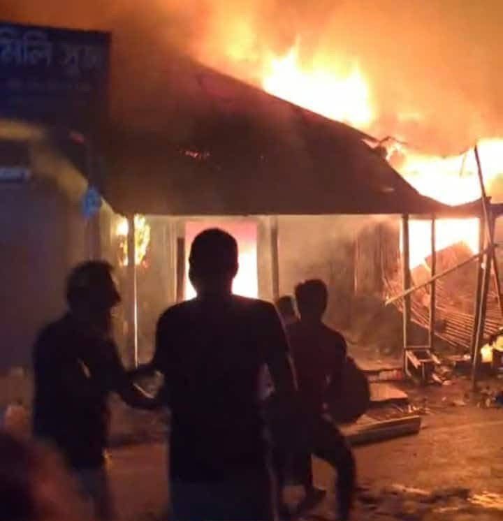 ফরিদপুরের কাদিরদী বাজারে অগ্নিকান্ডে ১৭টি দোকান পুড়ে ছাই