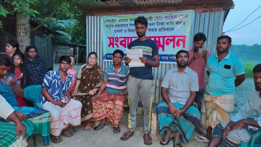 বোয়ালমারীতে আদম ব্যবসায়ীর কাছে পাওনা টাকা চাওয়ায় হামলা