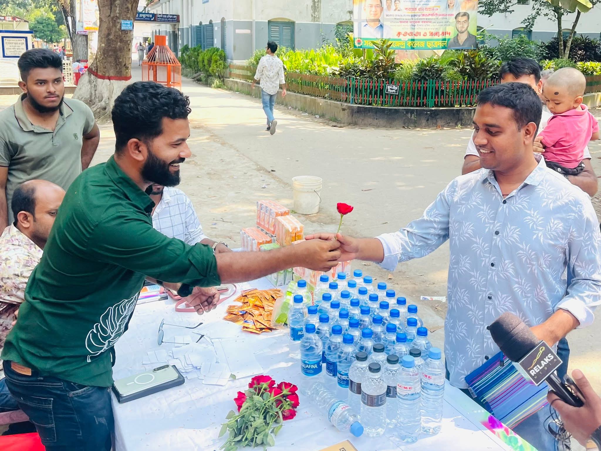 ফরিদপুরে মাদারীপুর ও শরীয়তপুরবাসীকে ফুল দিয়ে বরণ