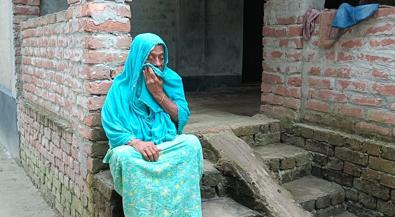 ভালো নেই সবার প্রিয় শিক্ষক ‘বকুল আপা’, শরীরে বেঁধেছে নানা রোগ!