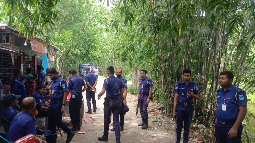 সালথায় দু’গ্রুপের সংঘর্ষে আহত ২০: বাড়িঘর ভাঙচুর