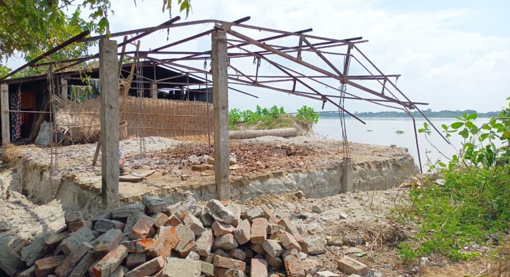 ফরিদপুরে আশ্রয়ন প্রকল্পের ঘর বিলীন হচ্ছে নদীতে, মালামাল যাচ্ছে ভাঙ্গাড়ির দোকানে