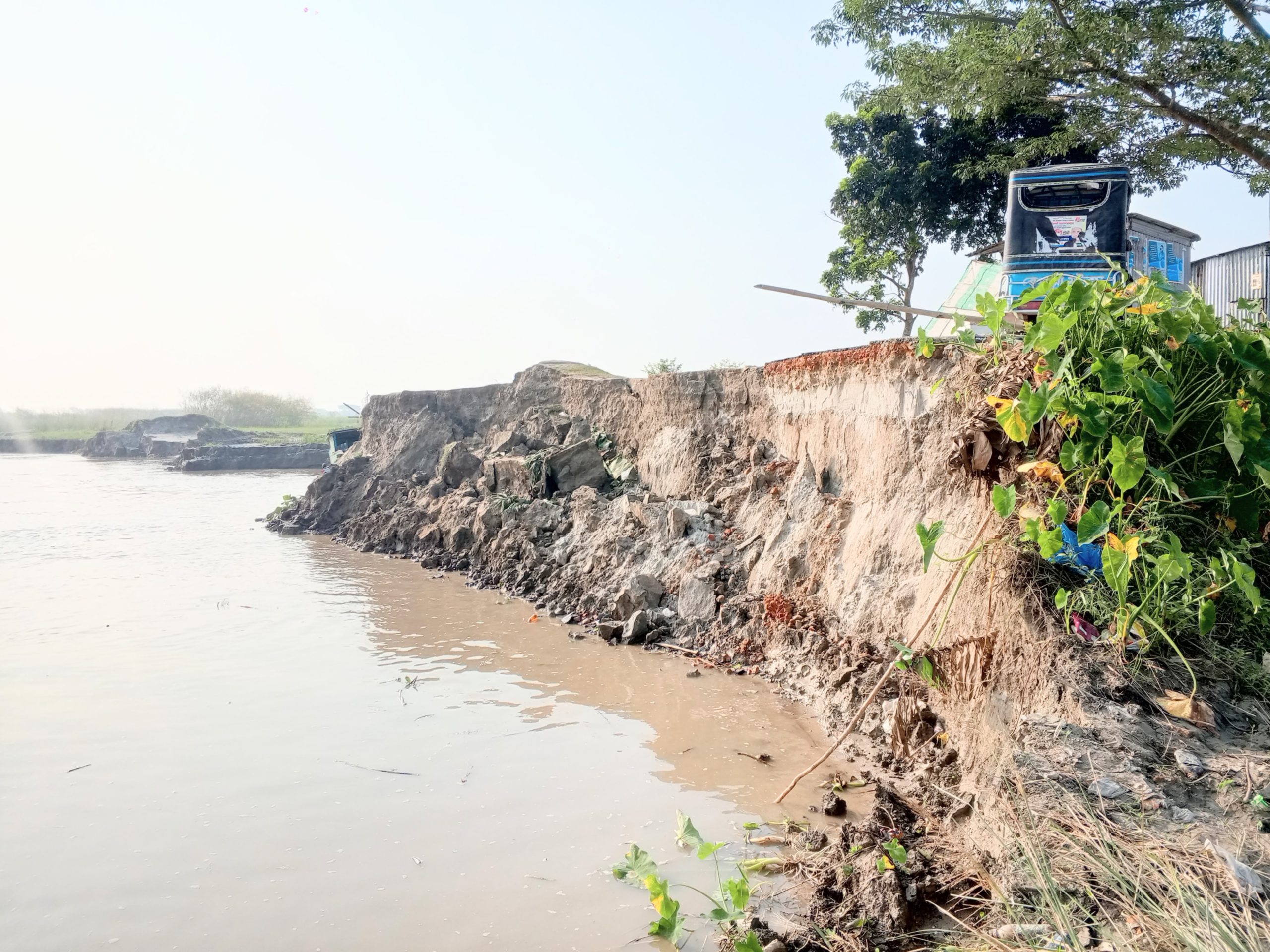 তীব্র ভাঙন আতঙ্কে ফরিদপুরের পদ্মা পাড়ের দুই শতাধিক পরিবার