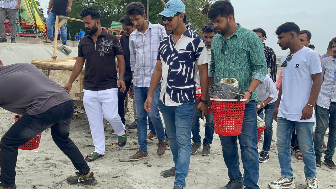 কুয়াকাটা সমুদ্র সৈকত পরিচ্ছন্ন অভিযানে ফরিদপুর জেলা ছাত্রদল