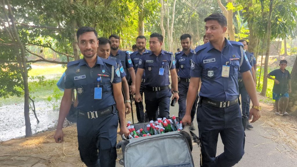 ফরিদপুরে মহাসড়কের পাশে থেকে লাগেজভর্তি ৩২টি পেট্রোল বোমা উদ্ধার