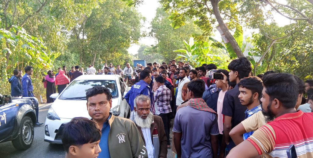 বোয়ালমারীতে সড়কের পাশে পড়েছিল অজ্ঞাত যুবকের লাশ 