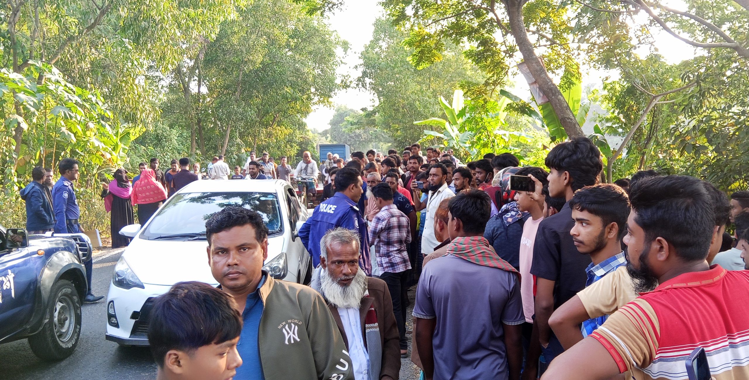 বোয়ালমারীতে সড়কের পাশে পড়েছিল অজ্ঞাত যুবকের লাশ 