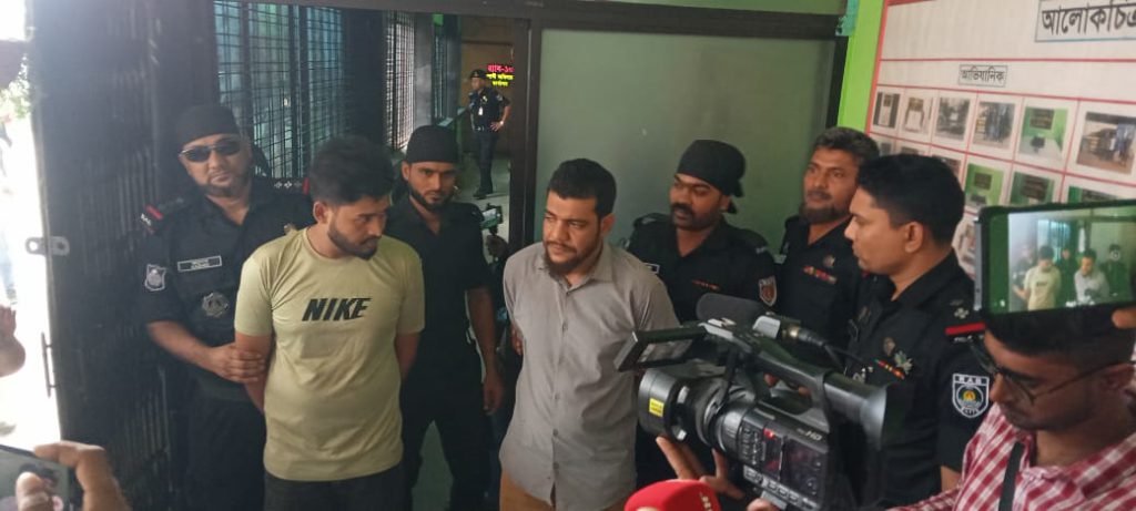 ফরিদপুরে দিনদুপুরে পিস্তল ঠেকিয়ে গৃহবধূর কানের দুল ছিনতাই, ২ ছিনতাইকারী গ্রেপ্তার