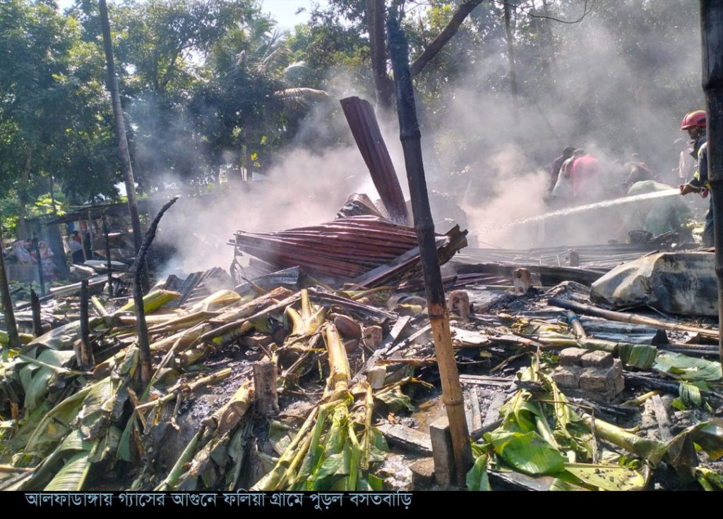 ফরিদপুরে গ্যাসের আগুনে পুড়ল বসতবাড়ি, ১০ লাখ টাকার ক্ষতি 
