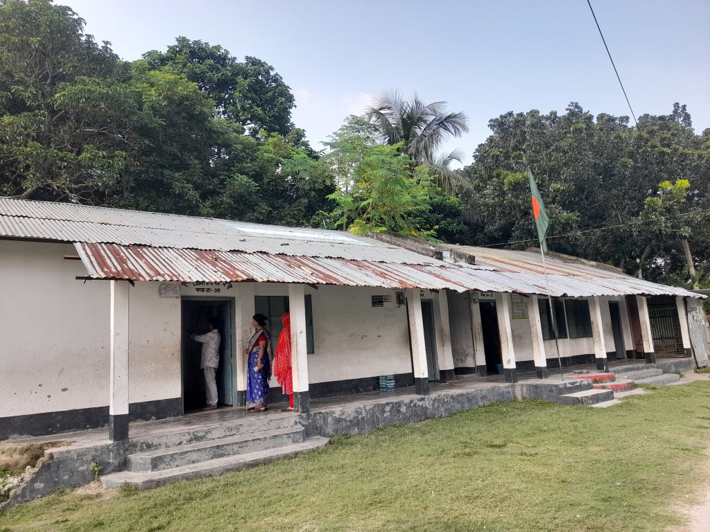 ফরিদপুরে ৩৬ বছর ধরে চলছে টিনের ঘরে পাঠদান, সরকারি হলেও জুটেনি ভবন