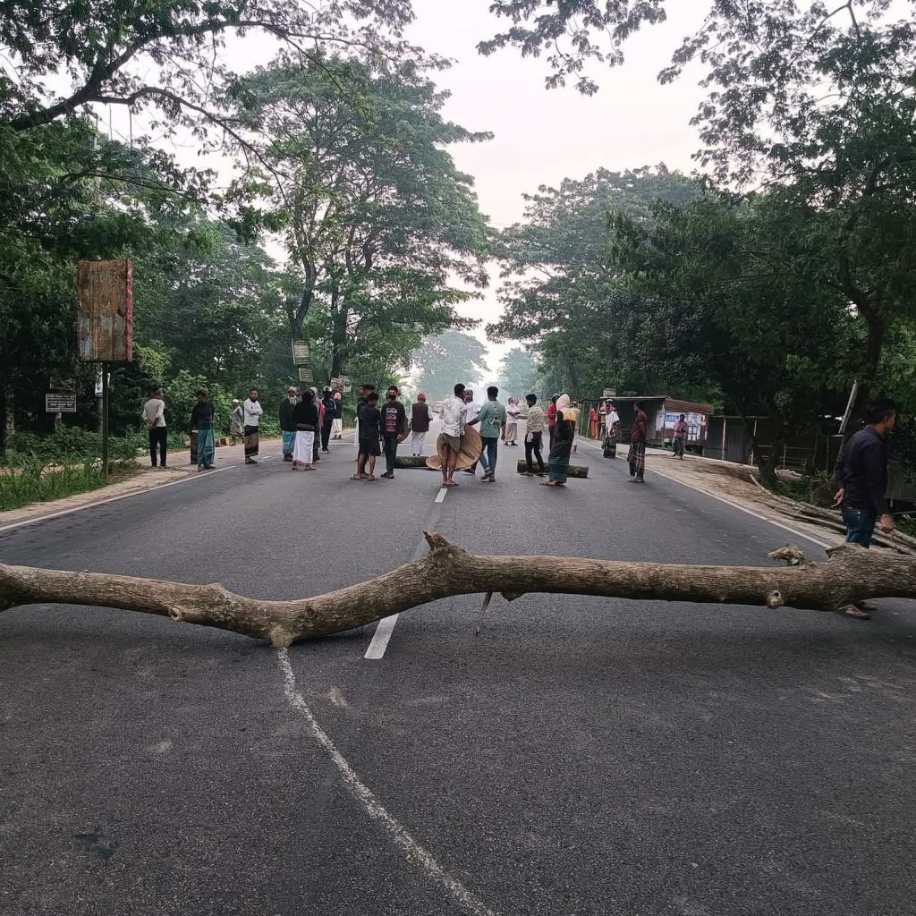 ফরিদপুরে ঢাকা-খুলনা মহাসড়ক অবরোধ, যানচলাচল বন্ধ