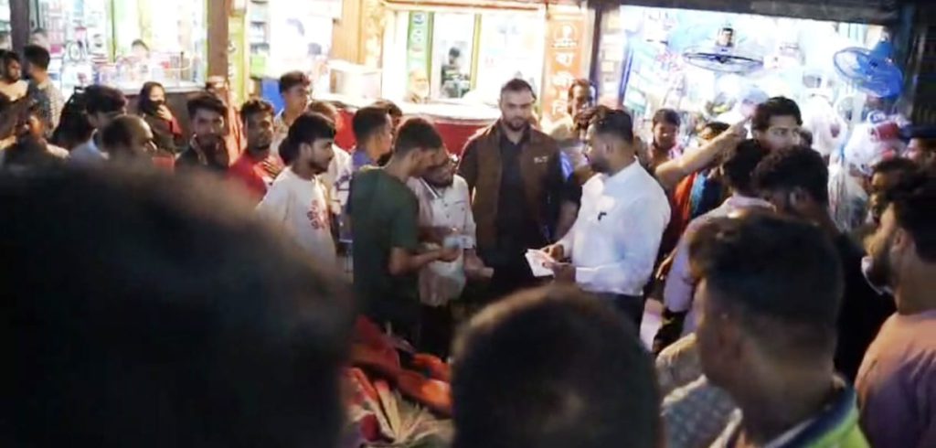 ফরিদপুরে ফুটপাতে চাঁদা তোলার সময় হাতেনাতে ধরে পুলিশে দিলেন স্বতন্ত্র এমপি প্রার্থী