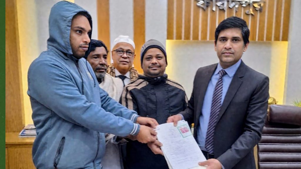 ফরিদপুর-৪: স্বতন্ত্র প্রার্থী স্থপতি মুজাহিদ বেগের মনোনয়নপত্র জমা