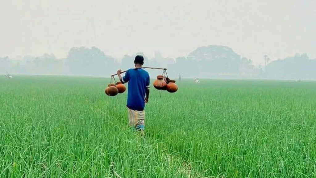 খেজুরের রসে ভর করে জীবিকা : কাঁধে হাঁড়ি নিয়ে গাছির নীরব সংগ্রাম