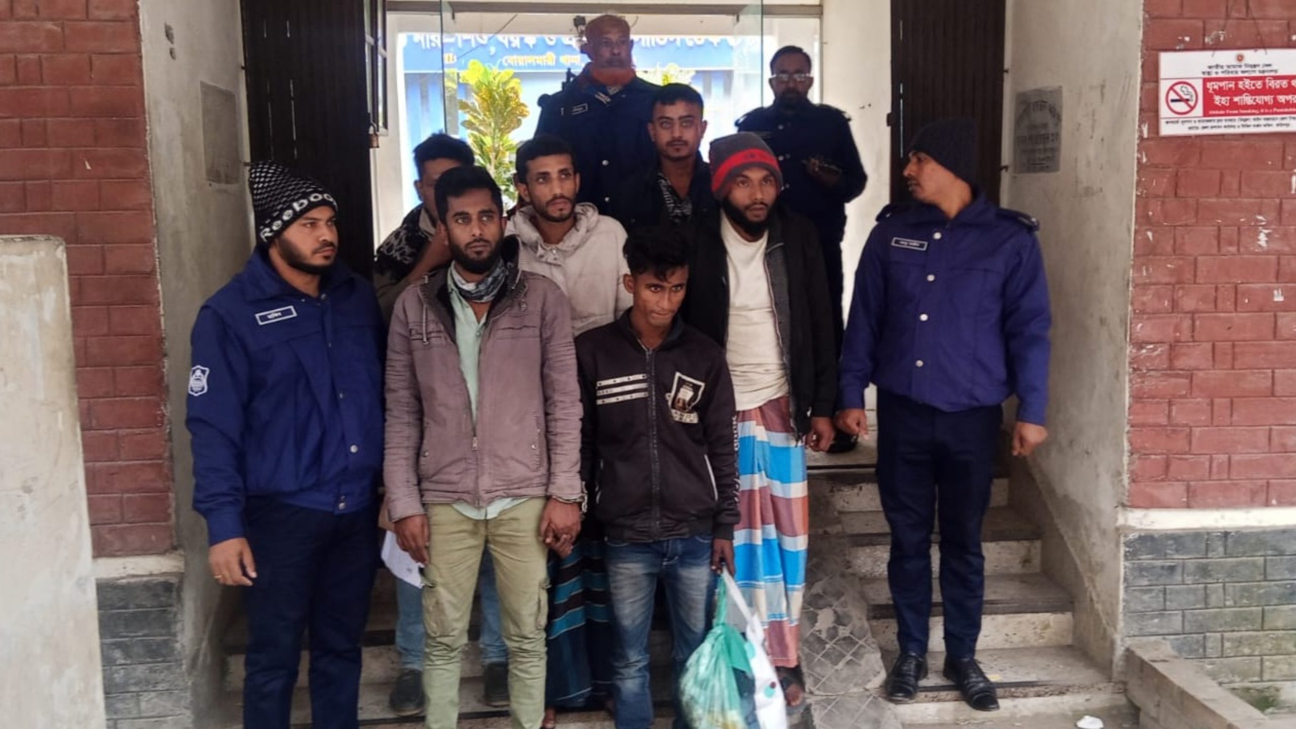 বোয়ালমারীতে যৌথ বাহিনীর অভিযানে ইয়াবা-গাঁজাসহ ৭ মাদককারবারি আটক