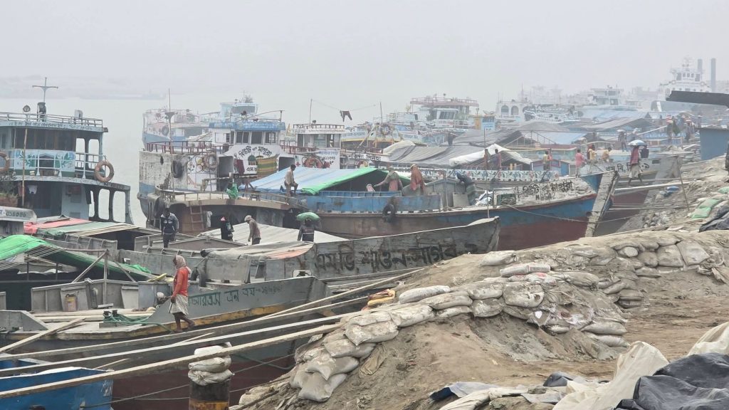 ফরিদপুরে টানা তিনদিন সূর্যের দেখা নেই, কুয়াশা ও শৈত্যপ্রবাহে জনজীবন বিপর্যস্ত