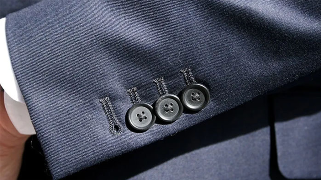 কোটের হাতাতে এই অতিরিক্ত বোতাম কেন থাকে, আসল রহস্য জেনে নিন