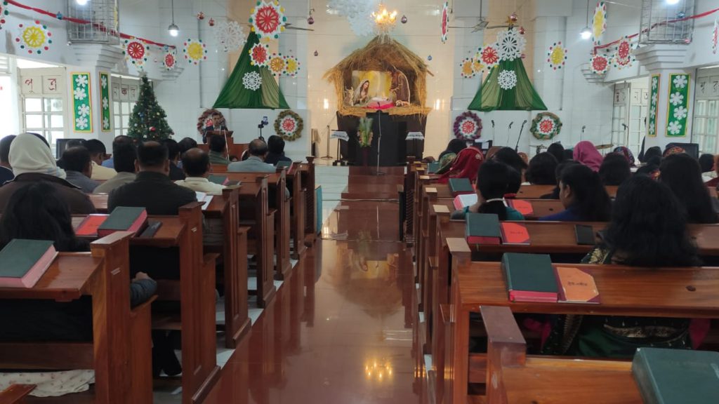 ফরিদপুরে উৎসবমুখর পরিবেশে খ্রিস্টান সম্প্রদায়ের বড়দিন উদযাপন