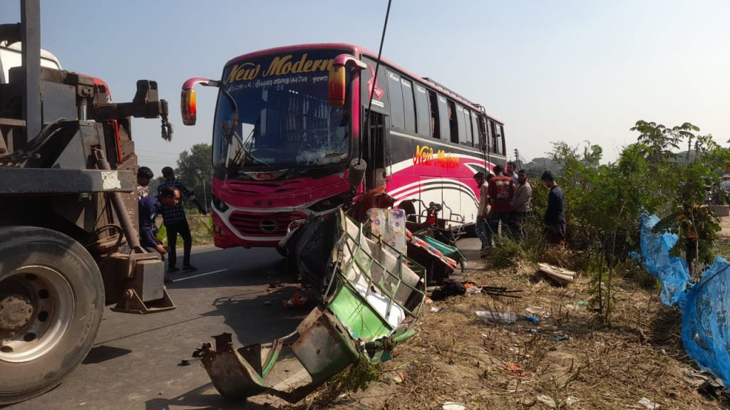 ফরিদপুরে বাসের চাপায় প্রাণ গেল ৩ অটোরিকশার যাত্রীর