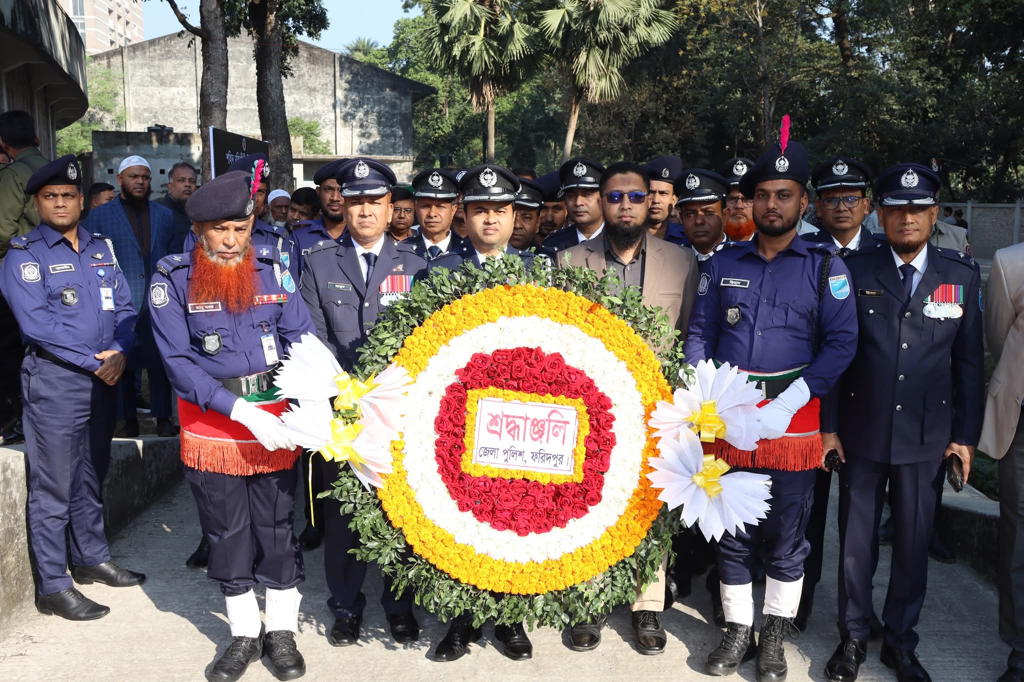 শহীদ বুদ্ধিজীবী দিবসে ফরিদপুর জেলা পুলিশের পুষ্পস্তবক অর্পণ