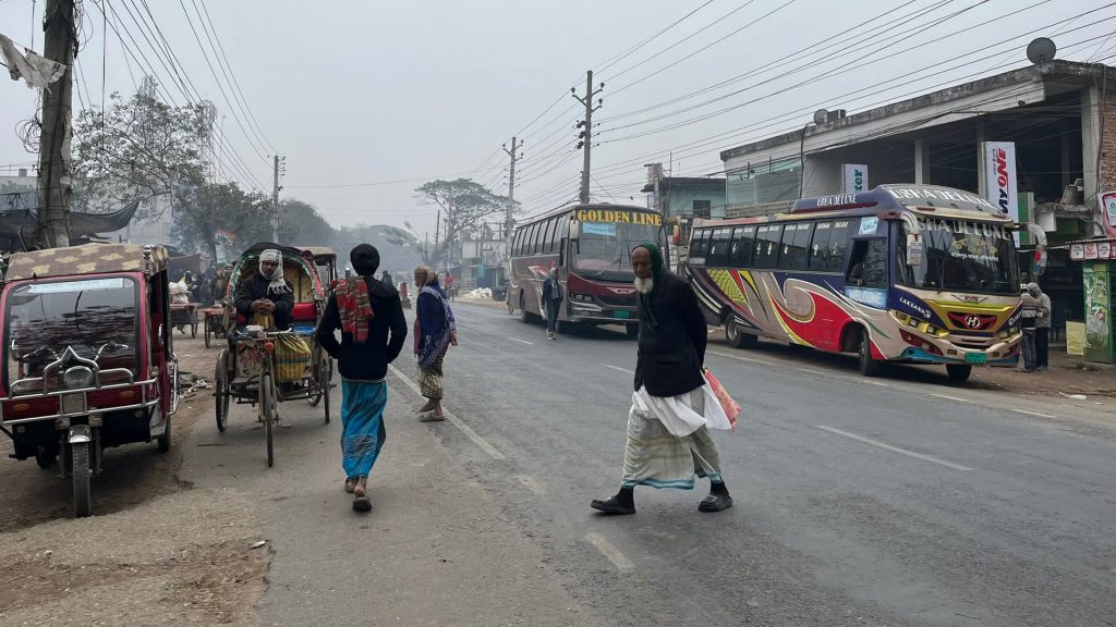 ফরিদপুরে কনকনে শীতেও থেমে নেই জনজীবন