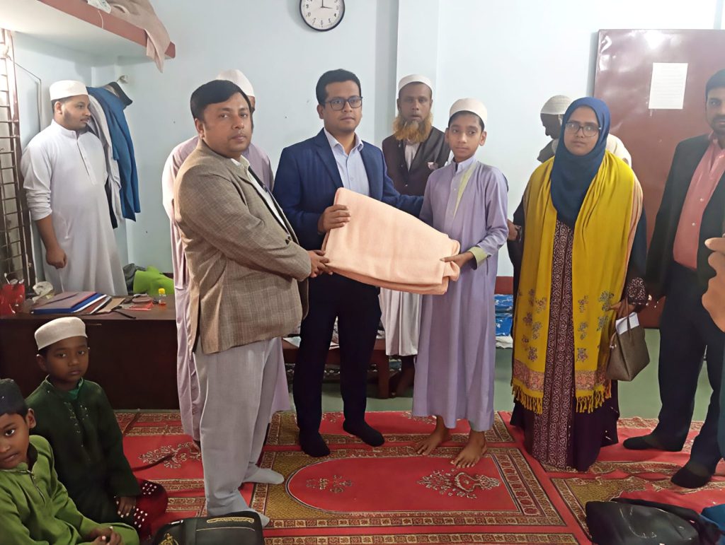 সদরপুরে মাদ্রাসার শীতার্ত শিক্ষার্থীদের গায়ে কম্বল জড়িয়ে দিলেন ইউএনও