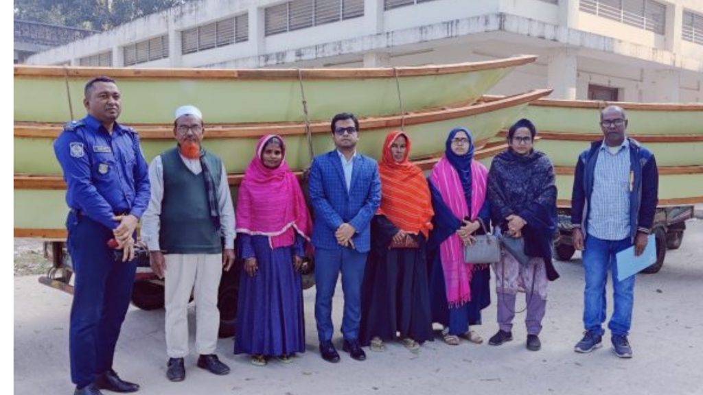 সদরপুরের চরাঞ্চলে দুর্যোগ সহনশীলতা জোরদারে ১৬ পরিবার পেল কাঠের নৌকা