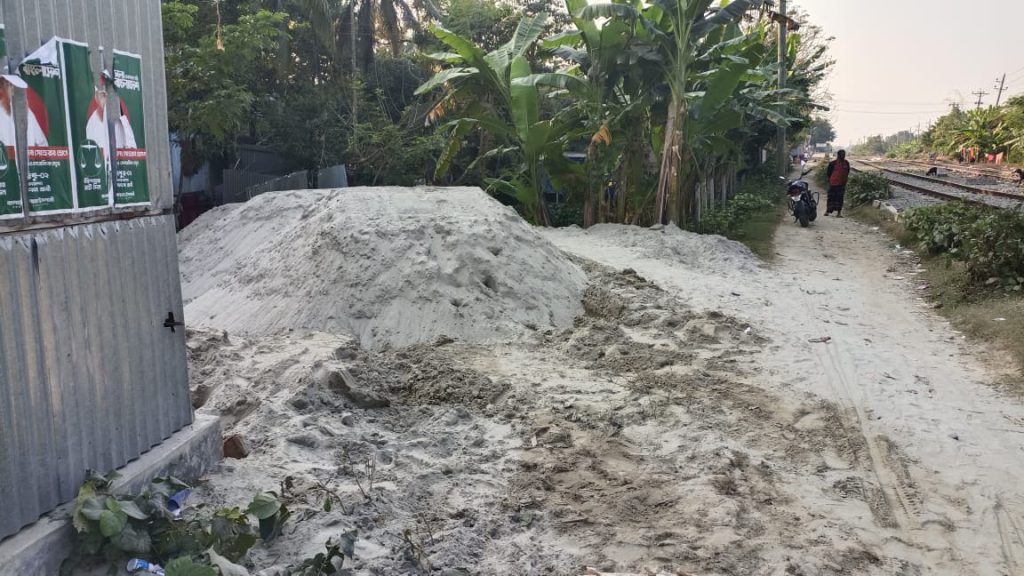 ফরিদপুরে রেলওয়ের জায়গায় বালু ভরাট করে অবৈধভাবে দখলের অভিযোগ