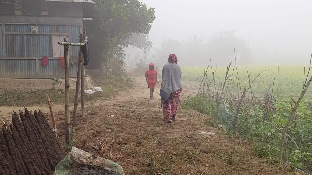 হাড় কাপাঁনো শীতে জবুথবু ফরিদপুরের জনজীবন