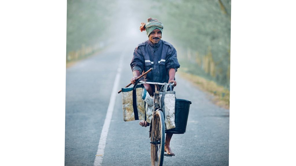 কনকনে শীতেও থামে না জীবনযুদ্ধ: ভোরের ফরিদপুরে মানুষের মানবিক গল্প
