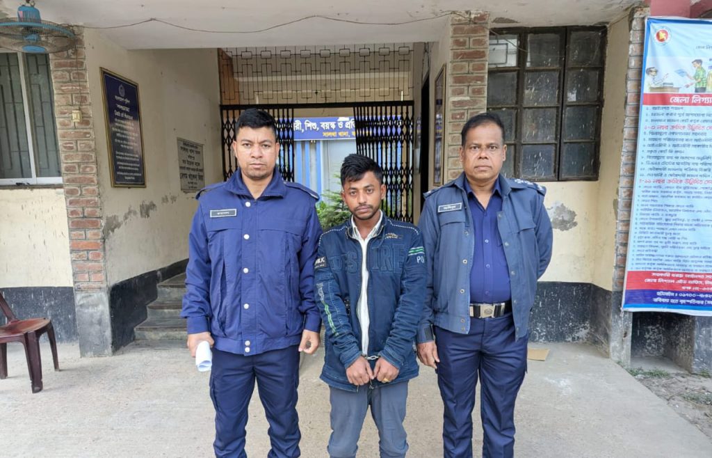 সালথায় ব্যবসায়ীকে কুপিয়ে হত্যা: সিসি ক্যামেরার ফুটেজ দেখে খুনি গ্রেপ্তার