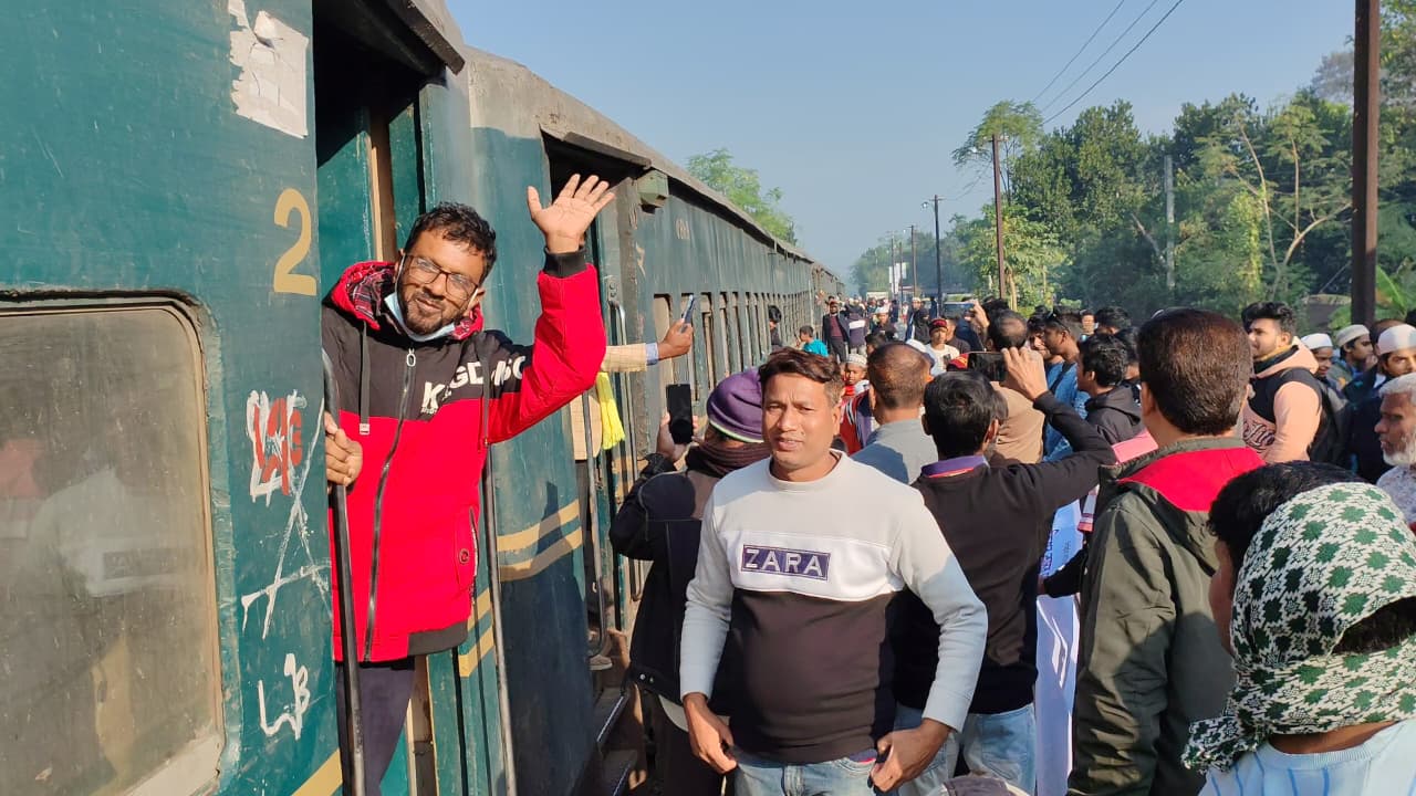 ফরিদপুরে দীর্ঘ ৩৫ বছর পর বায়তুল আমান কলেজ গেটে থামল ট্রেন