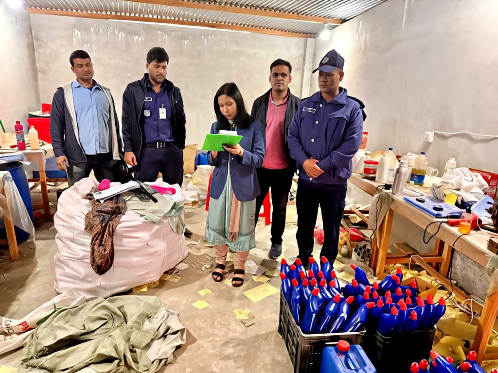 ভুয়া বারকোড ও বিএসটিআই লোগো: সদরপুরে নকল ক্লিনার কারখানায় অভিযান