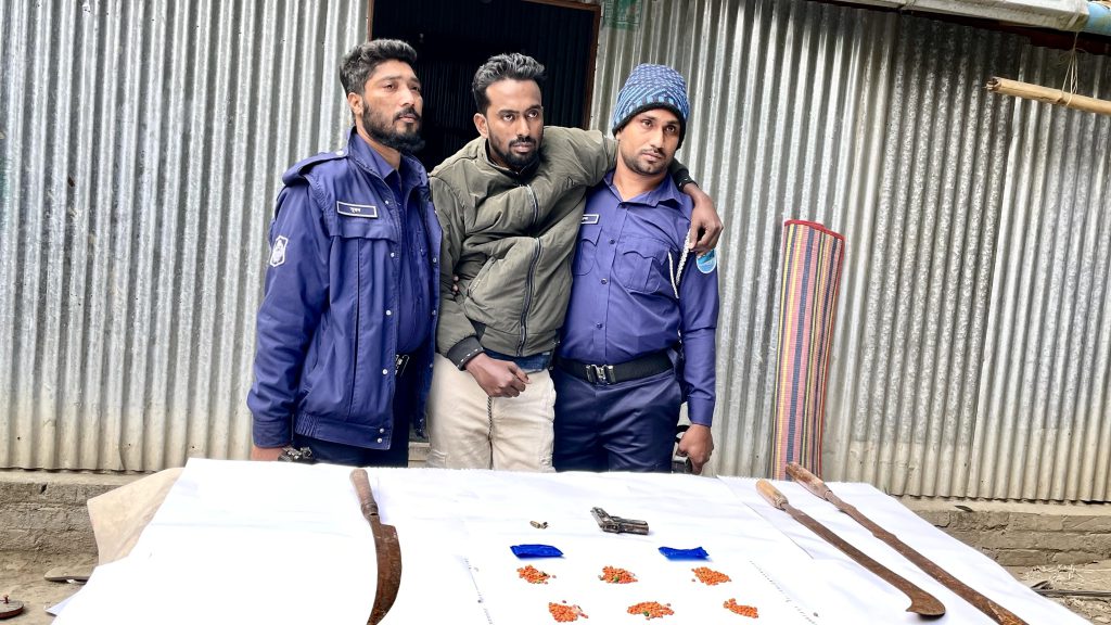 সদরপুরের যৌথবাহিনীর অভিযান, অস্ত্র-গুলি ও ইয়াবাসহ একজন গ্রেপ্তার