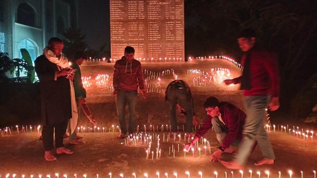 বুদ্ধিজীবী দিবসে ফরিদপুরে শহীদদের নাম সম্বলিত বেদীতে প্রথম আলো বন্ধুসভার মোমবাতি প্রজ্জ্বলন