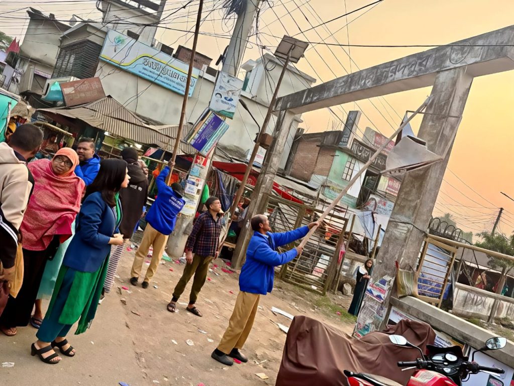 সদরপুরে অভিযানের দ্বিতীয় দিনেও ব্যানার-ফেস্টুন অপসারণ করল প্রশাসন