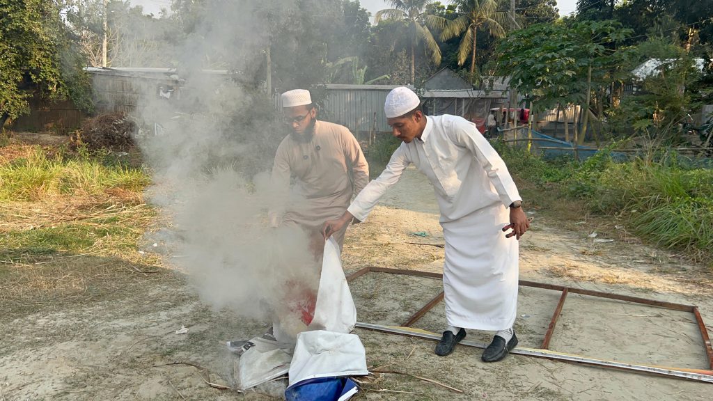 নিজের নির্বাচনী ব্যানার-ফেস্টুন আগুনে পুড়ালেন ফরিদপুরের এমপি প্রার্থী রায়হান জামিল