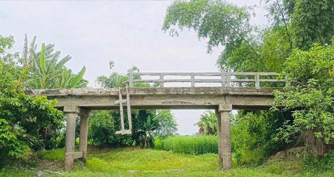 ফরিদপুরে ৪০ বছর আগের সেতু এখন মরণফাঁদ : ঝুঁকি নিয়ে চলছে ১০ হাজার মানুষ