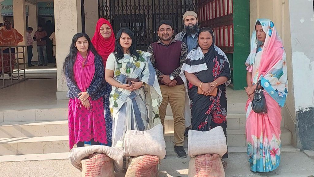 আলফাডাঙ্গায় তৃতীয় লিঙ্গ জনগোষ্ঠীর পাশে প্রশাসন: শীতবস্ত্র ও খাদ্যসামগ্রী বিতরণ