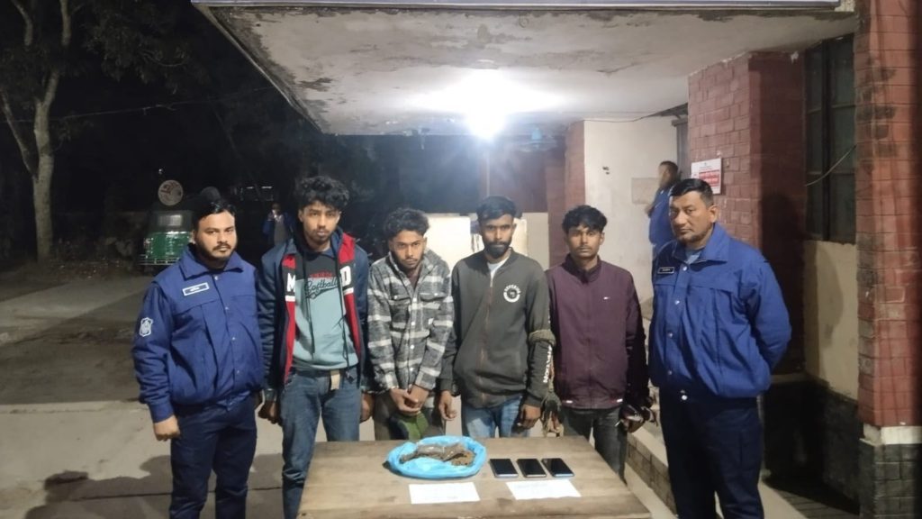 বোয়ালমারীতে সেনা–পুলিশের যৌথ অভিযান, ৪ মাদক কারবারি আটক