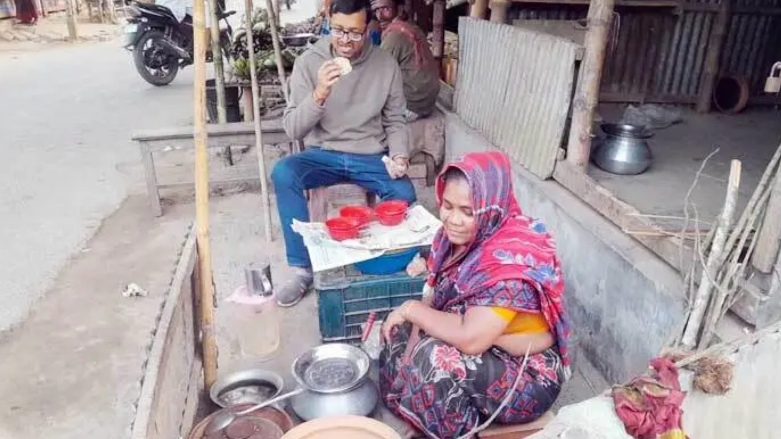 পিঠার চুলার আগুনেই জ্বলে সংসারের আলো, দারিদ্র্যের সঙ্গে রেহেনার নিরব লড়াই
