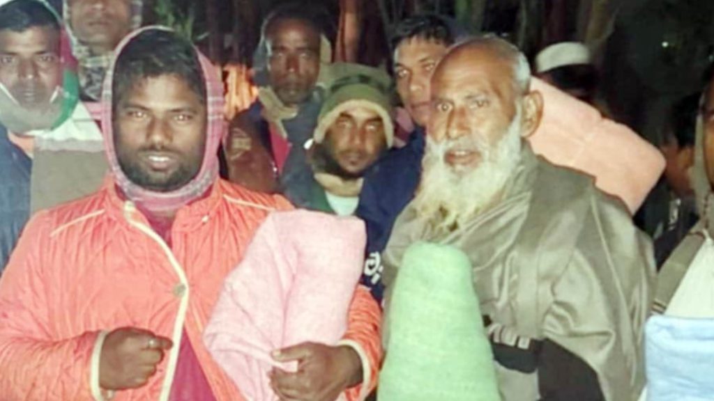 চরভদ্রাসনে দুস্থ মানুষের ঘরে ঘরে শীতবস্ত্র পৌঁছে দিল উপজেলা প্রশাসন