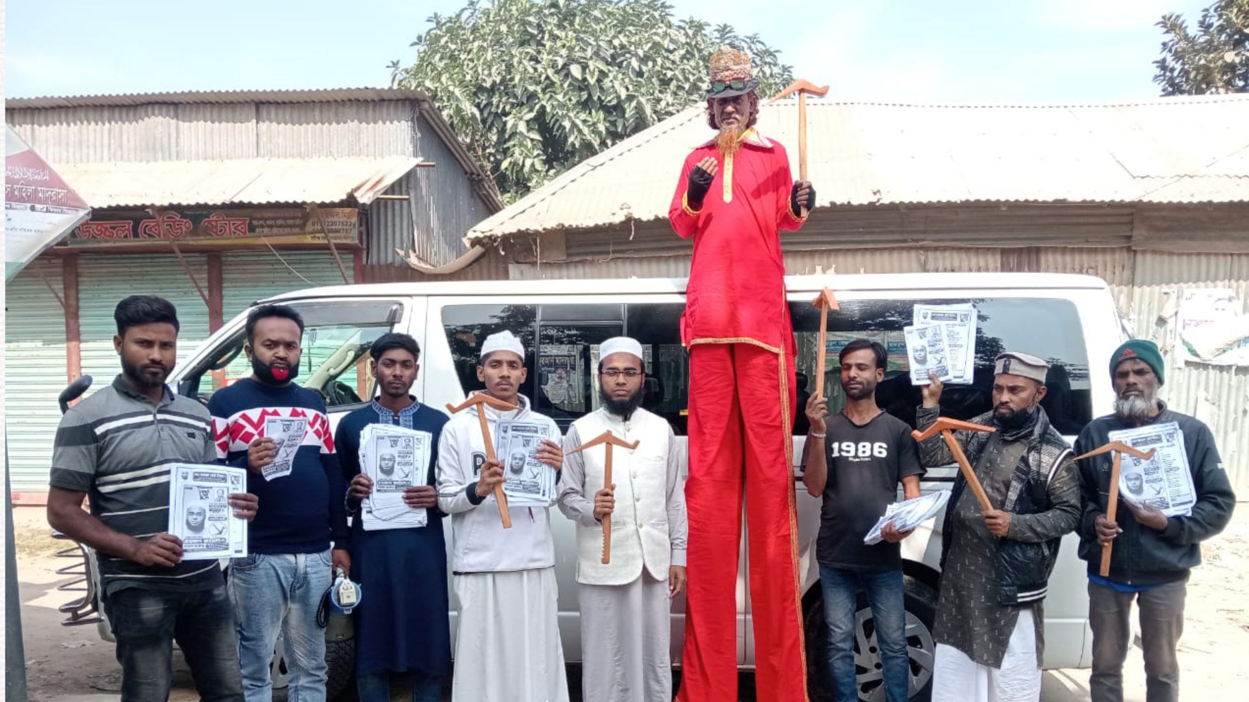 নির্বাচনে হাসি ও কৌতূহল ছড়াল লং ম্যান, ফরিদপুরে জাপা প্রার্থীর ব্যতিক্রমী উদ্যোগ