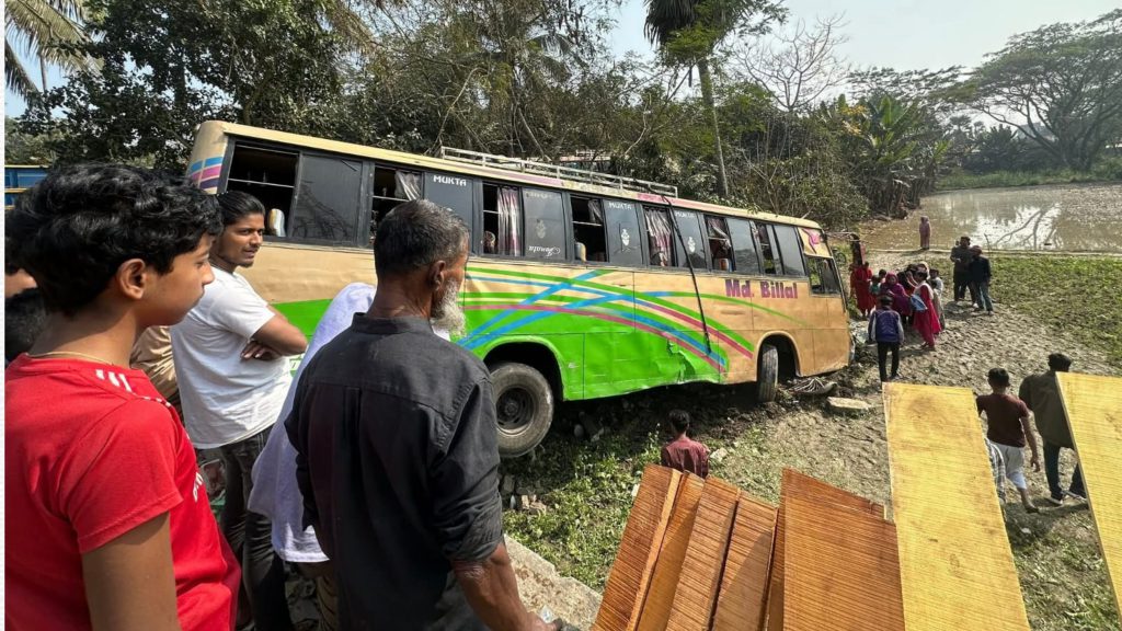 ফরিদপুরে নিয়ন্ত্রণ হারিয়ে যাত্রীবাহী বাস খাদে